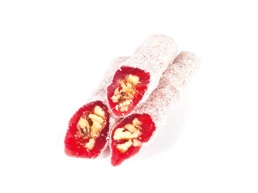 Lokoum en forme de saucisse aux noix, enrobé de noix de coco et aromatisé à la grenade
