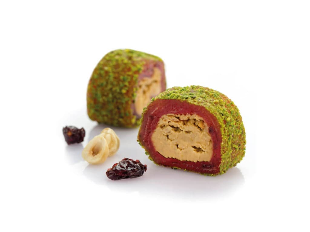 Lokum à l'arôme de myrtille fourré à la praline blanche et enrobé de poudre de pistache