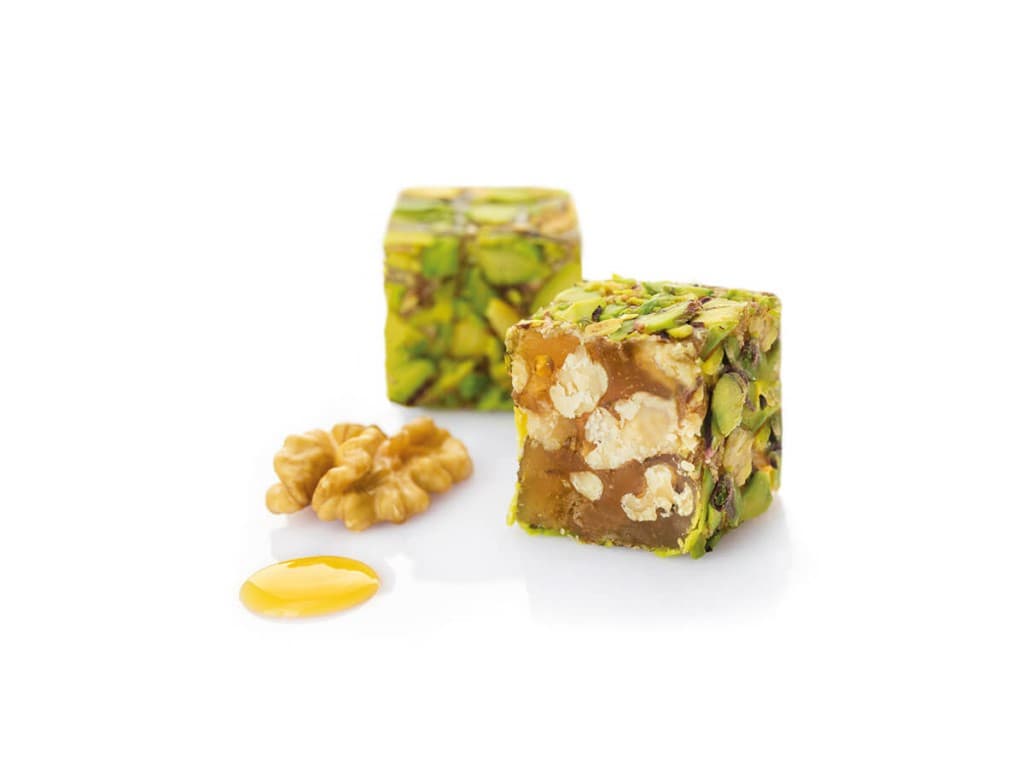 Lokoum aux noix saveur miel, enrobé de pistaches effilées