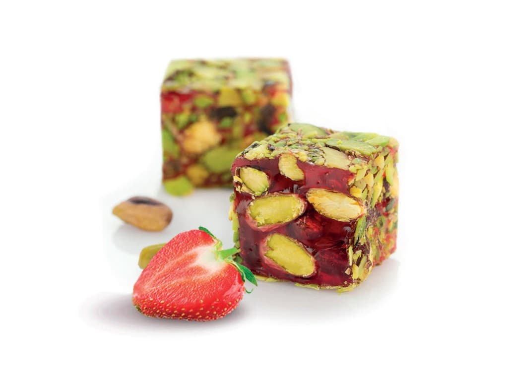 Lokoum à la pistache saveur fraise, enrobé de pistaches effilées