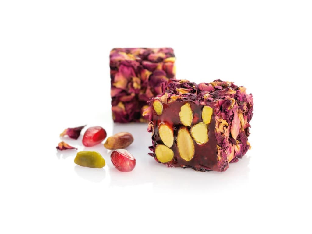 Lokoum pistache-grenade, enrobé de pétales de rose
