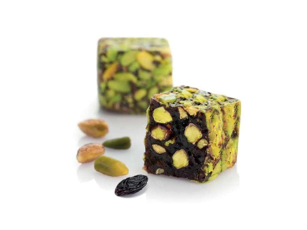 Lokoum à la pistache saveur mûre noire, enrobé de pistaches effilées